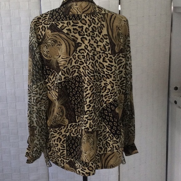 Woman’s Tiger Print Blouse size L color tan and black looks like 2 pc but is 1 - Picture 3 of 9